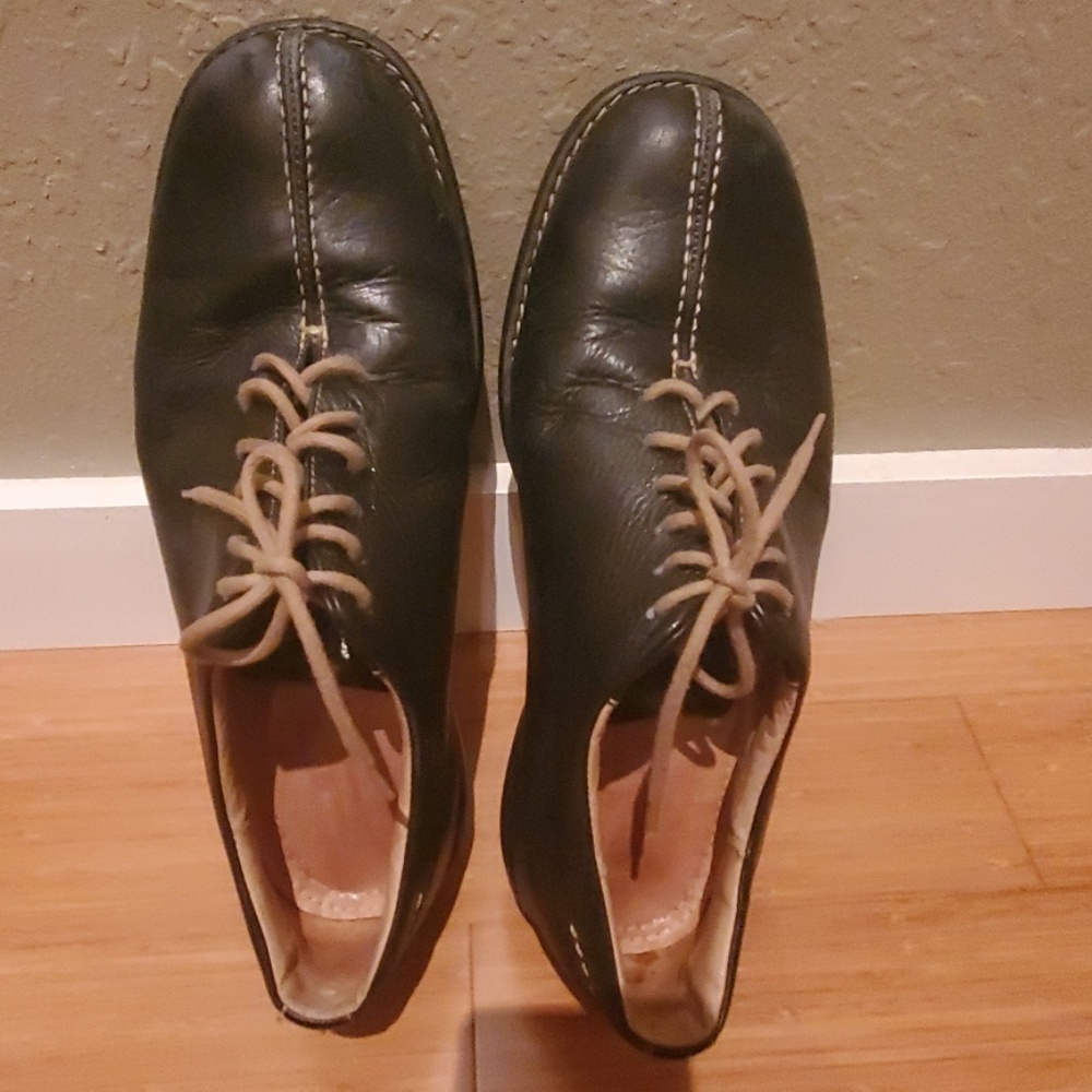 Soft leather, stitch details, great quality!
